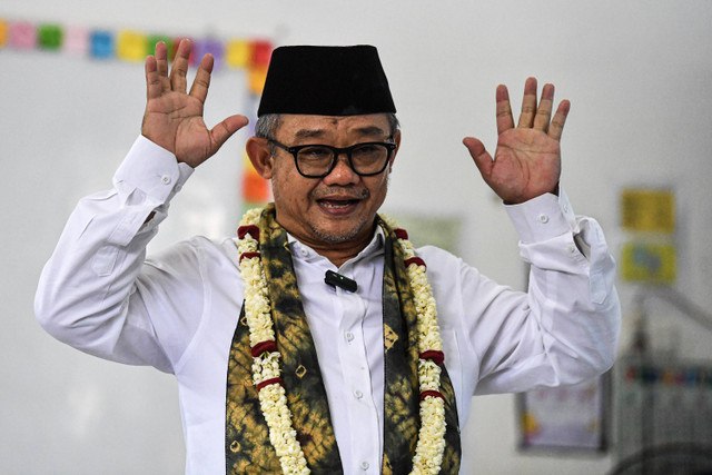 Menteri Pendidikan Dasar dan Menengah (Mendikdasmen) Abdul Mu'ti menyampaikan materi saat mengajar di SDN 59 Palembang, Sumatera Selatan, Jumat (1/11/2024). Foto: ANTARA FOTO/Nova Wahyudi