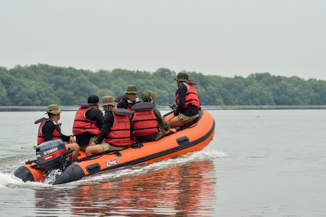 Patroli laut yang digelar Satpol PP Surabaya untuk mengantisipasi pemasangan pagar laut. Foto: Diskominfo Surabaya