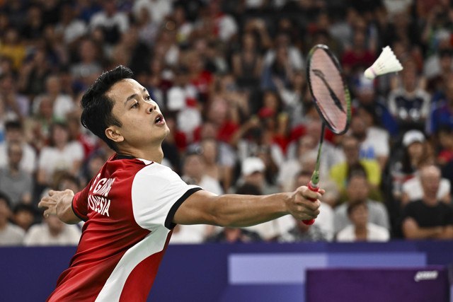 Pebulu tangkis tunggal putra Indonesia Anthony Sinisuka Ginting mengembalikan kok ke arah pebulu tangkis Prancis Toma Junior Popov pada babak penyisihan grup H Olimpiade Paris 2024 di Porte De La Chapella Arena, Paris, Prancis, Rabu (31/7/2024). Foto: Wahyu Putro A/ANTARA FOTO