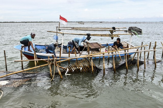 Sejumlah nelayan membongkar pagar laut yang terpasang di kawasan pesisir Tanjung Pasir, Kabupaten Tangerang, Banten, Sabtu (18/1/2025). Foto: Rivan Awal Lingga/ANTARA FOTO