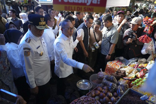 Menko Pangan Zulhas tinjau pasar Pabaeng-baeng Makassar, Sulawesi Selatan, Jumat (17/1/2025). Foto: Dok. Kemenko Pangan