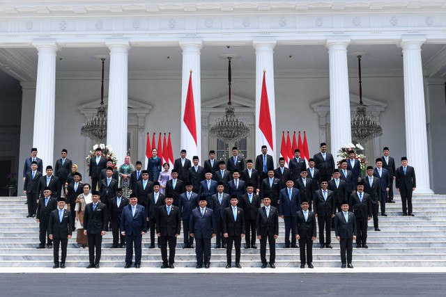 Presiden Prabowo Subianto didampingi Wapres Gibran Rakabuming Raka berfoto bersama jajaran Menteri dan Kepala Lembaga Tinggi Negara Kabinet Merah Putih yang baru dilantik di Istana Merdeka, Jakarta, Senin (21/10/2024). Foto: Hafidz Mubarak A/ ANTARA FOTO