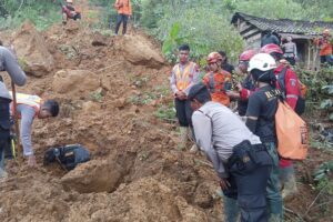 Petugas saat melakukan pencarian korban bencana di Petungkriyono, Kabupaten Pekalongan. Foto: Istimewa