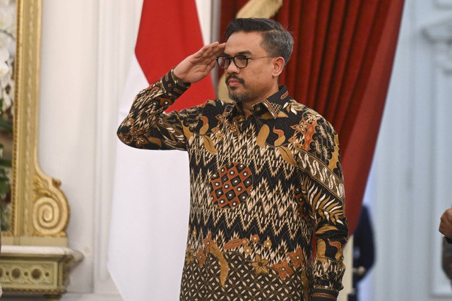 Menteri UMKM, Maman Abdurrahman berdiri saat dipanggil Presiden Prabowo Subianto dalam pengumuman jajaran menteri Kabinet Merah Putih di Istana Merdeka, Jakarta, Minggu (20/10/2024). Foto: Hafidz Mubarak/ANTARA FOTO