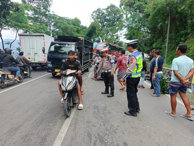 Unit Gakkum Sat Lantas Polres Garut menangani kecelakaan beruntun di Jalan Raya Tarogong-Leles, Kampung Leweungtiis, Desa Haruman, Kecamatan Leles, Kabupaten Garut, pada Sabtu (25/1). Foto: Dok. Polres Garut