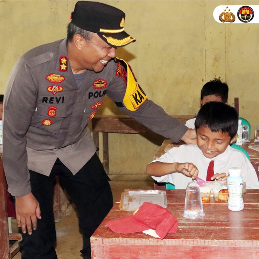 Kapolres Nias bersama salah seorang Siswa SD Negeri 078481. Foto: Istimewa.