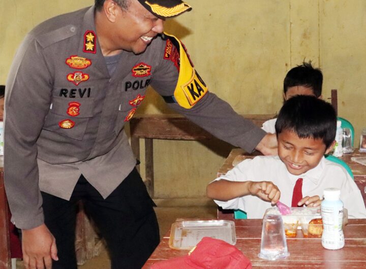 Kapolres Nias bersama salah seorang Siswa SD Negeri 078481. Foto: Istimewa.