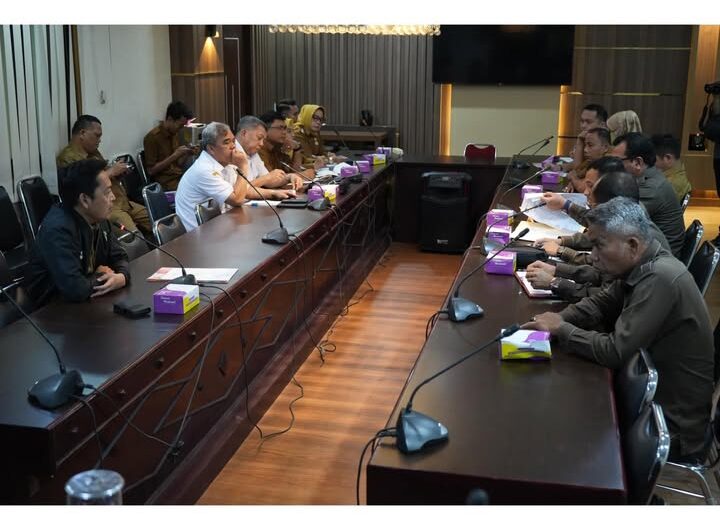 Rapat terkait bencana kebakaran yang terjadi di pusat pasar beberapa waktu yang lalu, Senin (13/01/2025) di Balai Kota Medan. Foto: Dok. Pemko Medan.