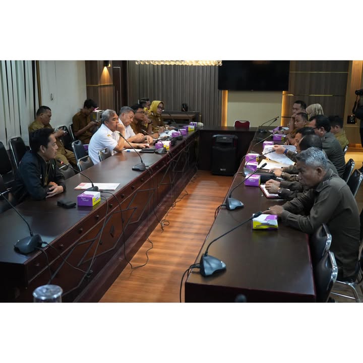 Rapat terkait bencana kebakaran yang terjadi di pusat pasar beberapa waktu yang lalu, Senin (13/01/2025) di Balai Kota Medan. Foto: Dok. Pemko Medan.