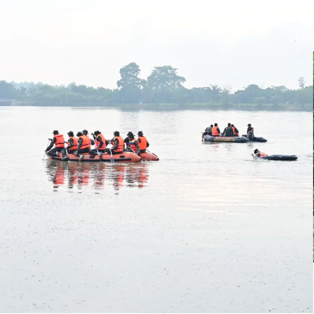 SAR Lanud saat melakukan Penyelamatang Pilot Pesawat Tempur. Foto: Dok. Istimewa.