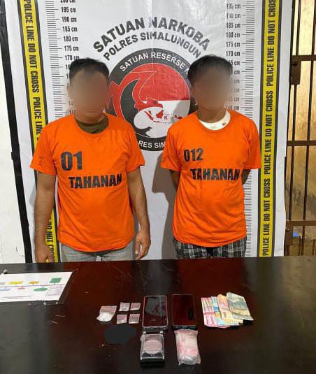 Kedua Tersangka Bandar dan Pengedar Sabu dipakekan baju Orange dari Polres Simalungun. Foto: Dok. Humas Polres Simalungun.