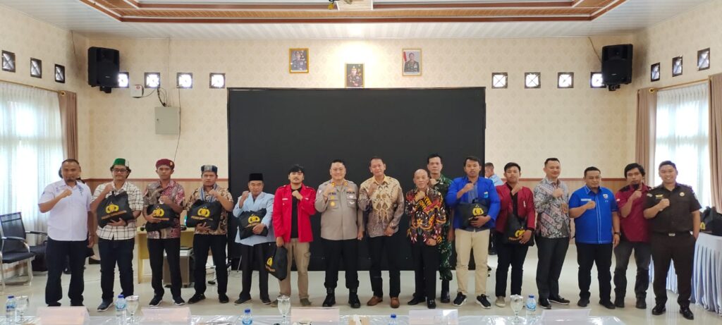 Kapolres Simalungun dan Sejumlah Perwakilan Organisasi Pemuda Dan Mahasiswa. Foto: Dok. Edis/KNPI Simalungun.