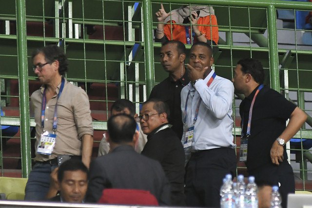 Pelatih Timnas Indonesia Patrick Kluivert (kedua kanan) bersama asisten pelatih Alex Pastoor (kiri) menonton pertandingan Liga 1 antara Persija Jakarta melawan PSBS Biak di Stadion Patriot Chandrabhaga, Bekasi, Jawa Barat, Minggu (2/2/2025). Foto: Fakhri Hermansyah/ANTARA FOTO