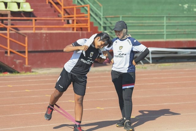 Jenna Almira, bek Timnas Wanita Indonesia, mengalami cedera ACL saat Indonesia hadapi Kamboja di fase grup ASEAN Women's Cup 2024. Foto: Dok. Jenna Almira