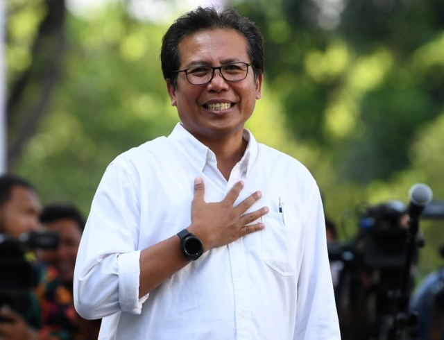 Fadjroel Rachman meninggalkan Kompleks Istana Kepresidenan, Jakarta. Foto: ANTARA FOTO/Wahyu Putro A