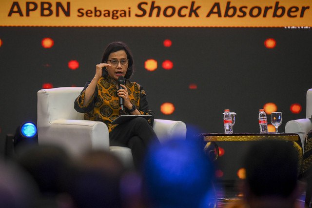 Menteri Keuangan Sri Mulyani Indrawati memberikan pemaparan saat Rapat Kerja Nasional (Rakernas) Kejaksaan 2025 di Hotel Sultan, Jakarta, Selasa (14/1/2025). Foto: ANTARA FOTO/Muhammad Ramdan