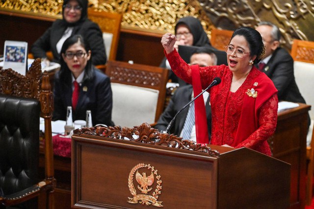 Ketua DPR Puan Mahrani (kanan) menyampaikan pidato perdana usai terpilih dalam Rapat Paripurna Pemilihan Pimpinan DPR 2024-2029 di Gedung Nusantara II, Jakarta, Selasa (1/10/2024). Foto: Indrianto Eko Suwarso/ANTARA FOTO