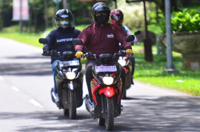 Ilustrasi sepeda motor dengan pelat nomor putih STCK dan TCKB. Foto: Dok. Istimewa