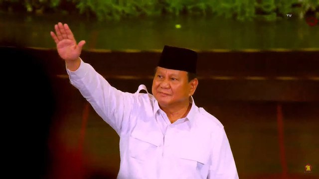 Presiden Prabowo Subianto menyapa para anggota Gerindra di HUT Gerindra ke-17 di SICC, Bogor pada Sabtu (15/2). Foto: Dok. Istimewa