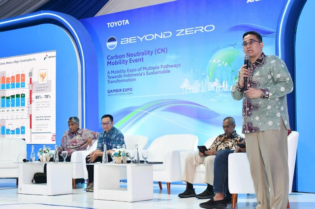 SVP Technology Innovation Pertamina, Oki Muraza (kiri) menjadi narasumber pada acara Talkshow Green Energy yang merupakan bagian acara Beyond Zero Carbon Neutrality (CN) Mobility Event yang diselenggarakan di Gambir Expo, Kemayoran, Jakarta pada Jumat (14/2/2025). Foto: Dok. Pertamina