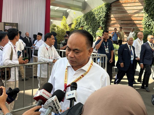 Menteri Koperasi Budi Arie sampai di SICC, Bogor menghadiri HUT ke-17 Gerindra pada Sabtu (15/2). Foto: Abid Raihan/kumparan