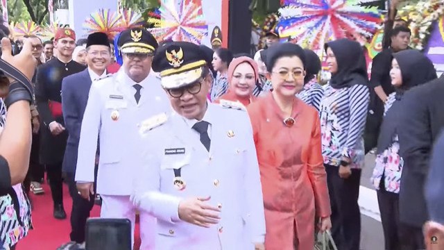 Gubernur DKJ terpilih Pramono Anung bersama istri dan wakil Gubernur Rano Karno bersama istri usai dilantik tiba di Balai Kota Jakarta, Kamis (20/2/2025). Foto: YouTube/ Pemprov DKI Jakarta