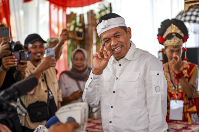 Calon Gubernur Jawa Barat nomor urut 4 Dedi Mulyadi menunjukan jari manisnya yang sudah dicelup tinta usai memberikan hak suara di TPS 03 di Desa Sawahkulon, Kecamatan Pasawahan, Kabupaten Purwakarta, Jawa Barat, Rabu (27/11/2024). Foto: Raisan Al Farisi/ANTARA FOTO