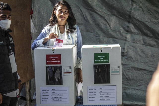 Calon Gubernur Maluku Utara nomor urut empat Sherly Tjoanda memasukkan surat suara yang telah dicoblosnya di TPS 05 Kelurahan Jati, Ternate, Maluku Utara, Rabu (27/11/2024). Foto: Andri Saputra/ANTARA FOTO