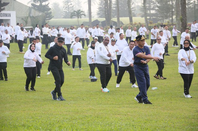 Hari kedua retreat kepala daerah di Akmil, Magelang, Jawa Tengah, para kepala daerah melaksanakan senam pagi di Lembah Tidar Akmil, Sabtu (22/2). Foto: Dok. Puspen Kemendagri