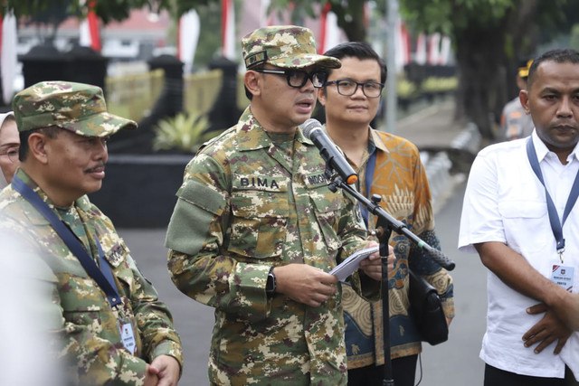 Arya menyampaikan keterangan pers saat retret kepala daerah di Akademi Militer, Magelang, Jawa Tengah, Jumat (21/2/2025). Foto: Dok. Kemendagri