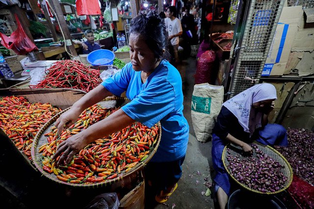 Pedagang menata cabai rawit di Pasar Senen, Jakarta, Selasa (7/1/2025). Foto: Jamal Ramadhan/kumparan