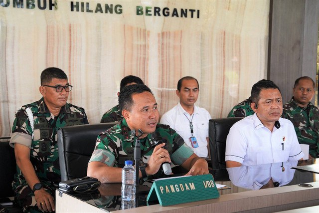 Pangdam I Bukit Barisan Mayjen Rio Firdianto saat konferensi pers temuan ratusan pil ekstasi di Kodam I BB pada Jumat (27/12). Foto: Dok. Kodam I BB