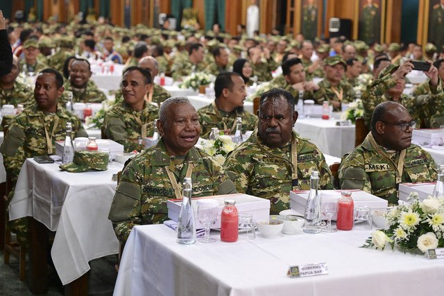 Sejumlah kepala daerah melaksanakan jamuan makan malam saat retreat kepala daerah di Akademi Militer, Magelang, Jawa Tengah, Kamis (27/2/2025). Foto: Dok. BPMI Setpres