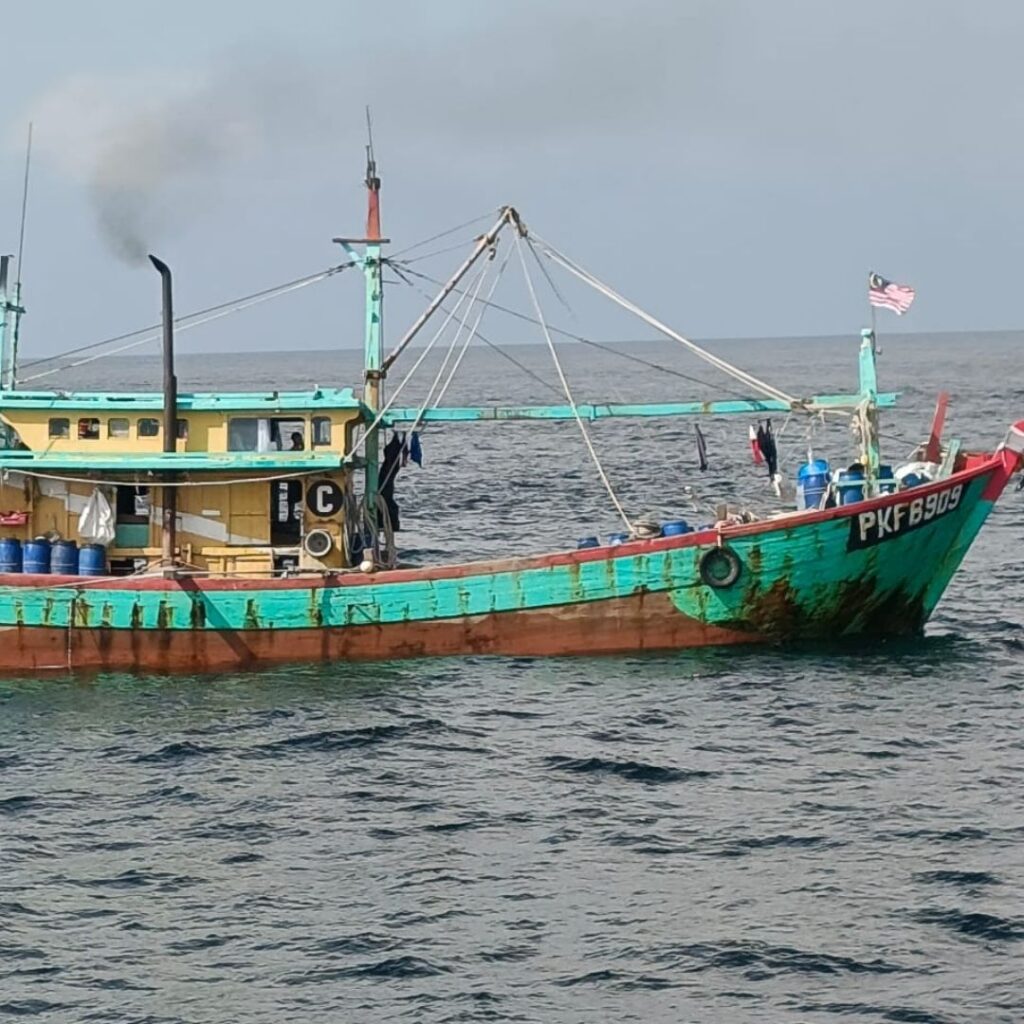 Kapal Ilegal Fishing bendera Malaysia. Foto: TNI AL.