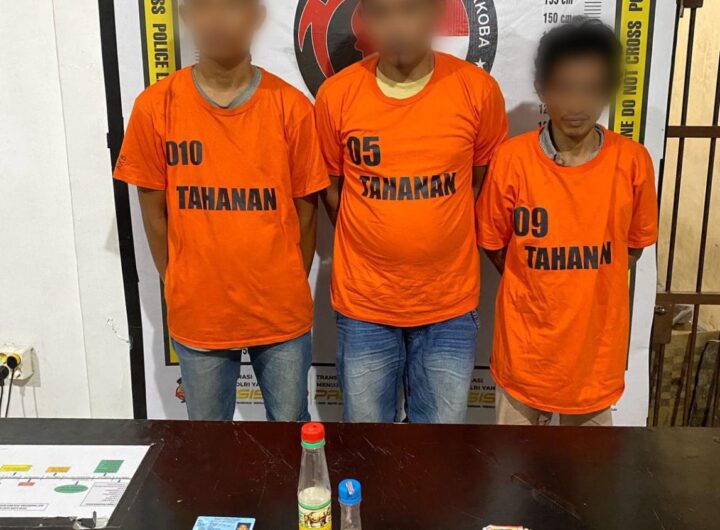 Ketiga tersangka saat diamankan Sat Narkoba Polres Simalungun. Foto: Humas Polres Simalungun.