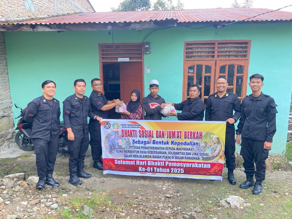 Rutan kelas IIB Sidikalang, saat bagikan Takjil Gratis ke pada Warga Sekitar. Foto: Dok. Ruta Kelas IIB Sidikalang.