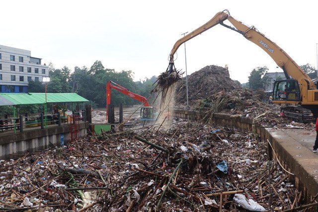 Dinas Lingkungan Hidup DKI Jakarta mengangkut sampah kiriman yang memasuki Jakarta di saringan sampah ciliwung TB Simatupang, Jakarta, Senin (3/3/2025). Foto: DLH DKI Jakarta