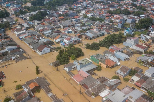 Foto udara luapan air sungai yang merendam perumahan Kemang IFI, Jatirasa, Bekasi, Jawa Barat, Selasa (4/3/2025). Foto: Fakhri Hermansyah/ANTARA FOTO