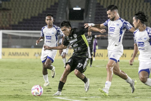 PemainPSS Sleman Paulo Oktavianus Sitanggang (kedua kanan) berebut bola dengan pemain PSIS Semarang Roger Bonet Badia (kedua kiri) pada pertandingan BRI Liga 1 di Stadion Manahan, Solo, Jawa Tengah, Selasa (17/12/2024). Foto: Mohammad Ayudha/ANTARA FOTO