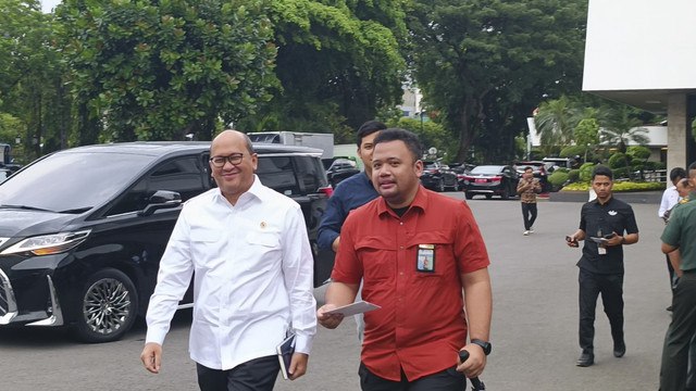 Menteri Investasi Rosan Perkasa Roeslani tiba di Istana Negara, Jakarta Pusat, Selasa (4/3/2025). Foto: Zamachsyari/kumparan