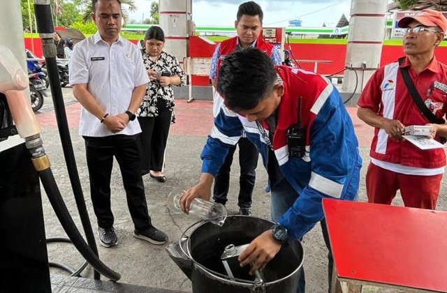 Pengambilan sampel BBM di SPBU Kota Bitung oleh Pertamina Patra Niaga dan Pemerintah Kota Bitung. Sampel ini akan diuji kualitasnya.