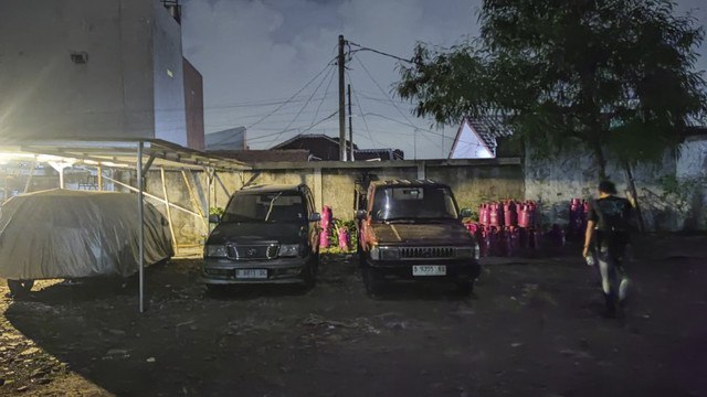 Polda Metro Jaya saat menggerebek tempat penampungan tabung gas elpiji 12 kilogram ilegal di Bekasi. Foto: Dok. Istimewa