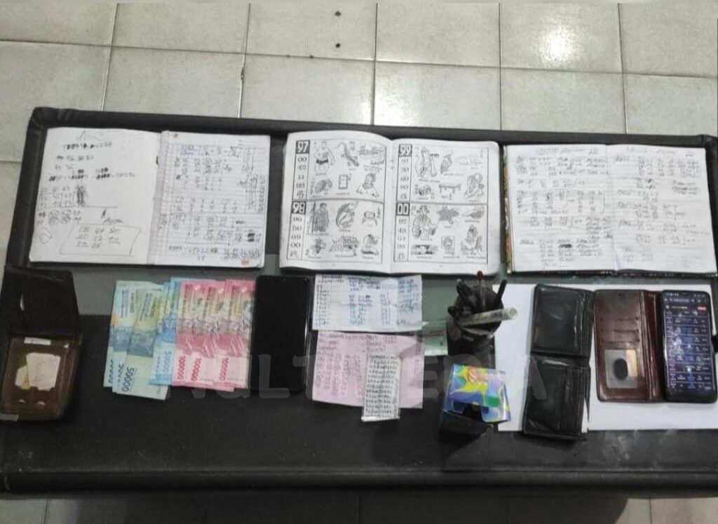 Barang bukti buku rekap judi jenis Togel. Foto: Istimewa.