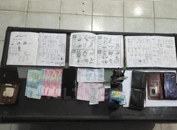 Barang bukti buku rekap judi jenis Togel. Foto: Istimewa.