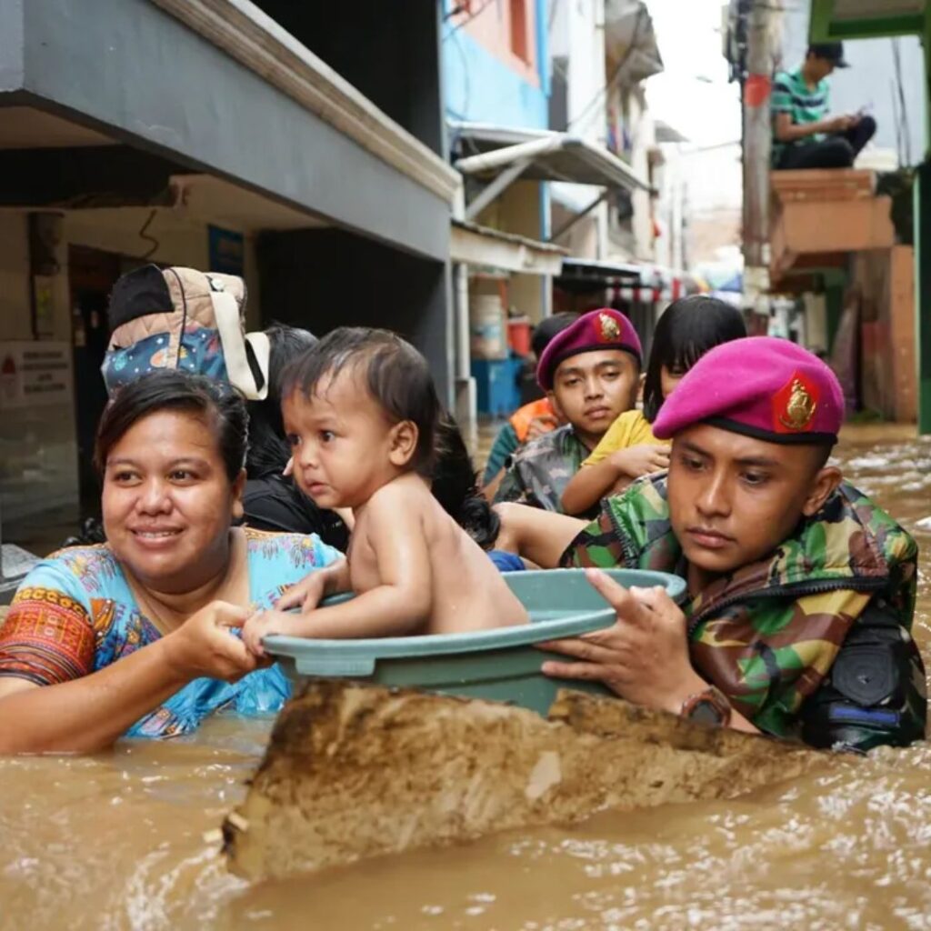 Prajurit TNI saat Bantu Evakuasi Korban Banjir di Jakarta. Foto: Puspen TNI