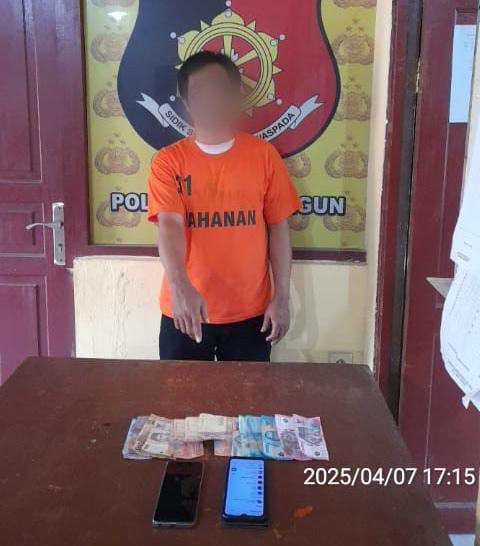 Pelaku perjudian togel dan barang bukti diamankan polisi. Foto: Humas Polres Simalungun.