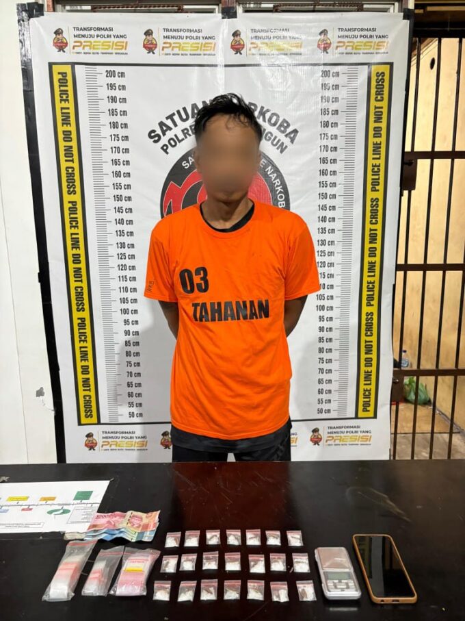 Tersangka dan barang bukti diamankan Sat Narkoba Polres Simalungun. Foto: Humas Polres Simalungun.