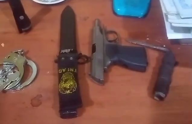 Barang bukti yang diamankan dari pelaku diantaranya, Senjata Api, Borgol, sangkur dan Kunci T. Foto: Dok. Istimewa.