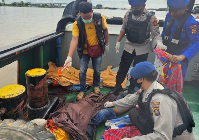 Pihak Kepolisiaan Saat melakukna evakuasi dan penyelidikan terhadap Dua Abk yang meninggal. Foto: Istimewa.