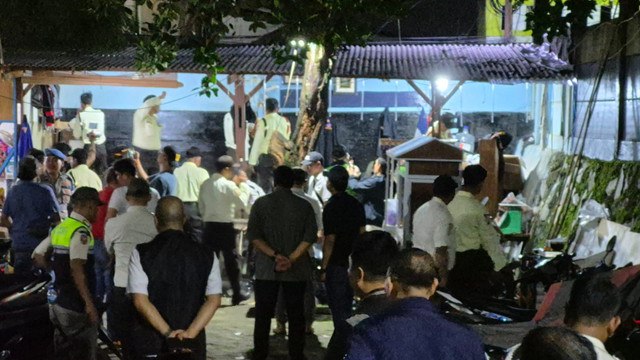 Polsek Kramat Jati bongkar posko ormas di Pasar Induk Kramat Jati, Jaktim. Foto: Polsek Kramat Jati